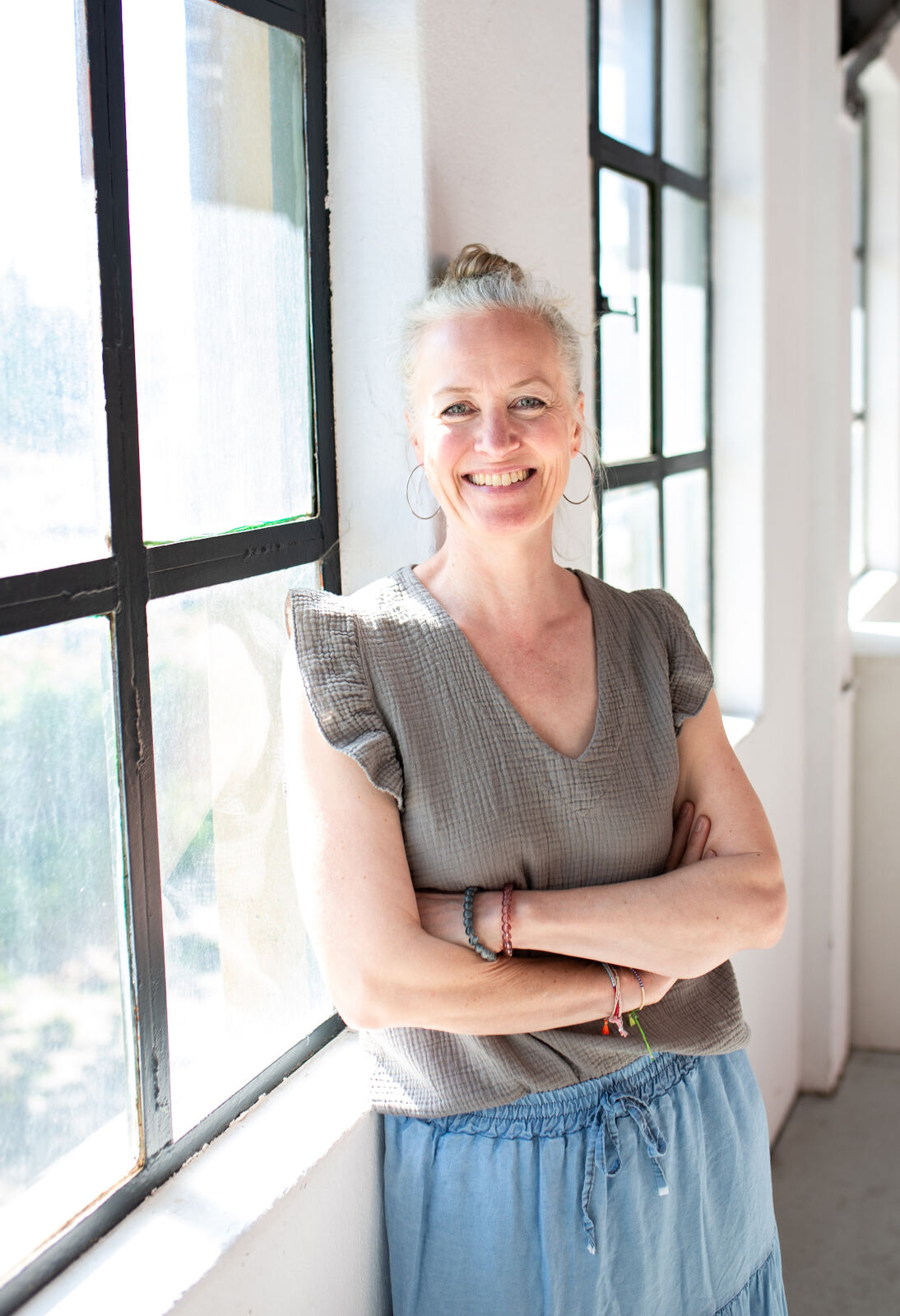 Sonja Klein lächelt am Atelierfenster